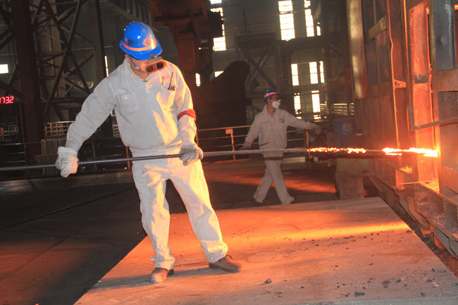 環(huán)保地坪涂料廠家給鋼鐵廠地面施工時要注意什么？