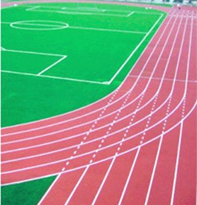 紅配綠的經典搭配，PU塑膠跑道地坪與綠茵草地