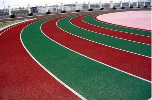 紅配綠的經典搭配，PU塑膠跑道地坪與綠茵草地