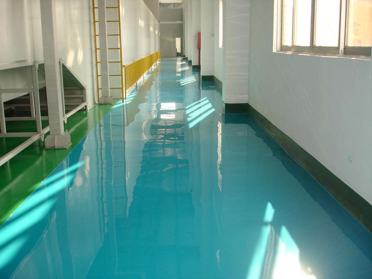 選購水性環(huán)氧地坪漆時，不能單單只看其價格